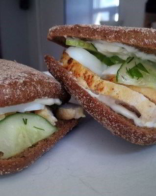 Сэндвич с курицей и яйцом