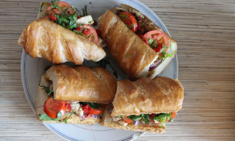 Рецепт сэндвича с курицей, помидорами и красным луком