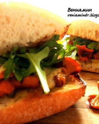 Сэндвич с лисичками, краковской колбасой и розмарином