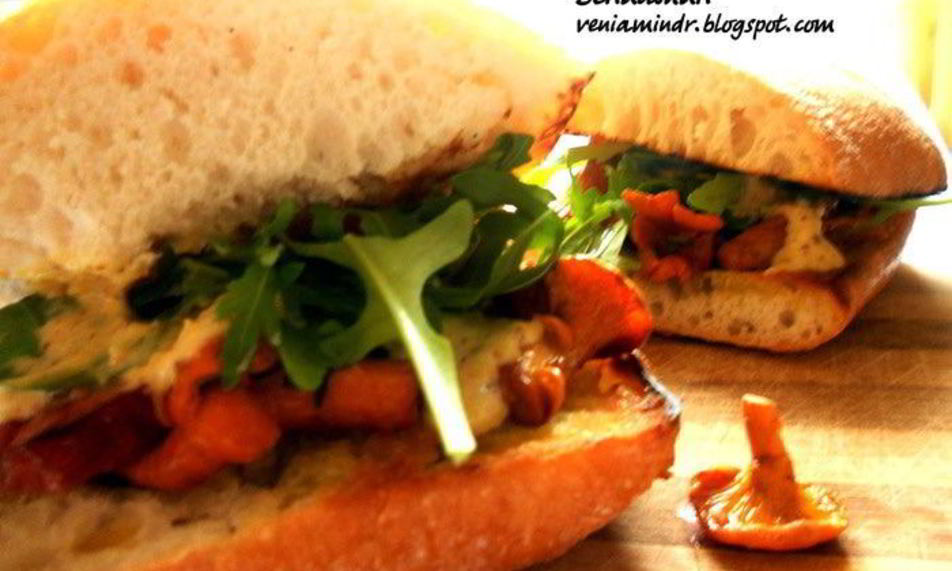 Рецепт сэндвича с лисичками, краковской колбасой и розмарином