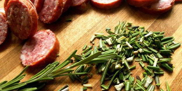 сэндвич с лисичками, краковской колбасой и розмарином