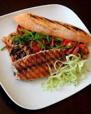 Сэндвич с макрелевым тунцом и овощами, обжаренными на гриле