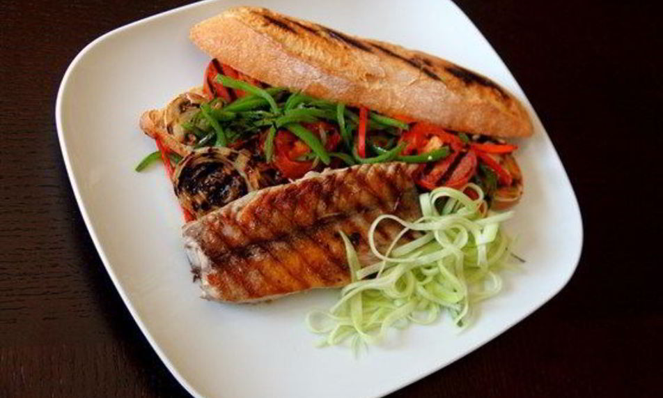 Рецепт сэндвича с макрелевым тунцом и овощами, обжаренными на гриле