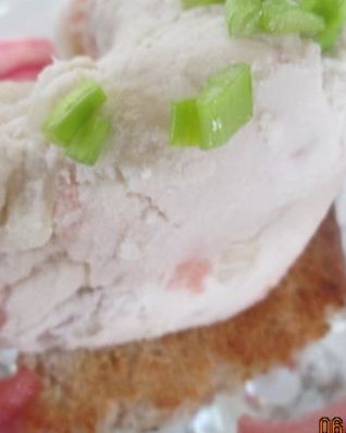 Сэндвич с мороженым из сельди и маринованным луком