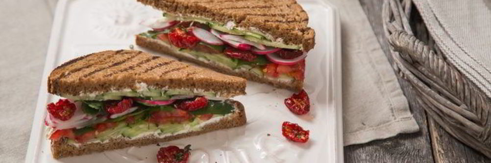 Сэндвич с овощами и сливочным сыром