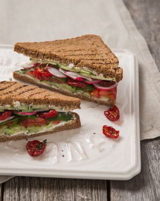 Сэндвич с овощами и сливочным сыром