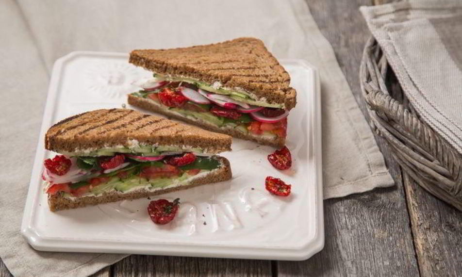 Рецепт сэндвича с овощами и сливочным сыром