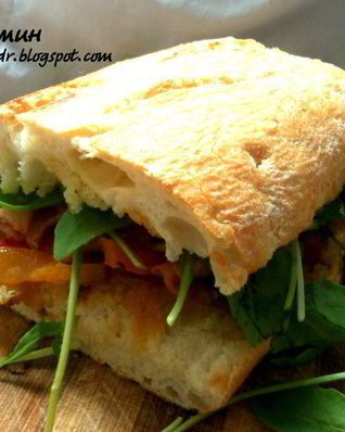 Сэндвич с печеными овощами, руколой и беконом