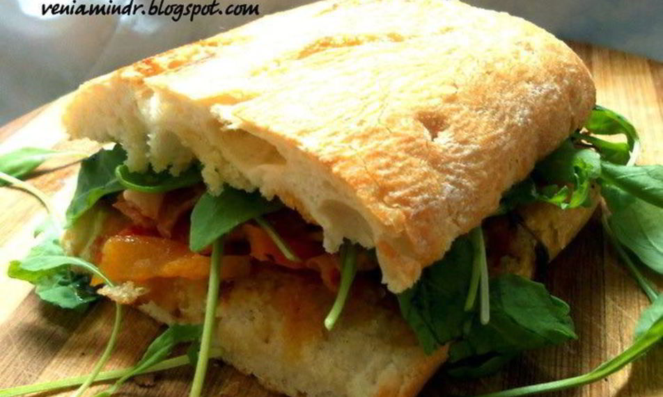 Рецепт сэндвича с печеными овощами, руколой и беконом