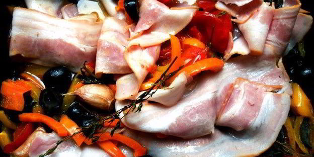 сэндвич с печеными овощами, руколой и беконом