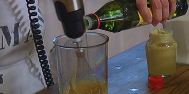 сэндвич с рыбой в кляре и листьями салата