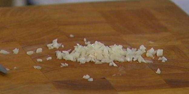 сэндвич с рыбой в кляре и листьями салата