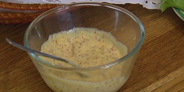 сэндвич с рыбой в кляре и листьями салата