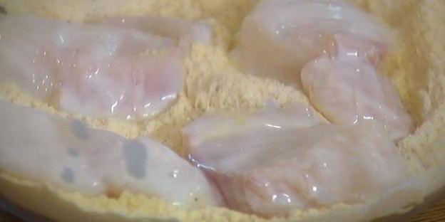 сэндвич с рыбой в кляре и листьями салата