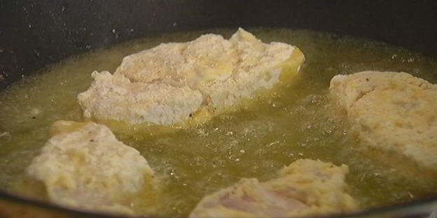 сэндвич с рыбой в кляре и листьями салата