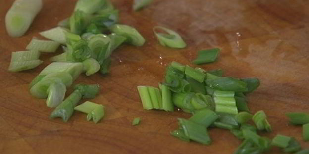 сэндвич с рыбой в кляре и листьями салата