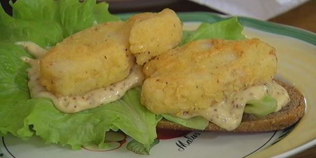 сэндвич с рыбой в кляре и листьями салата