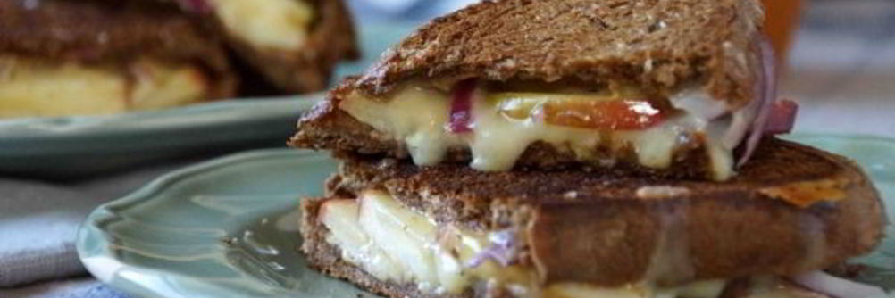 Сэндвич с сыром, яблоком и луком