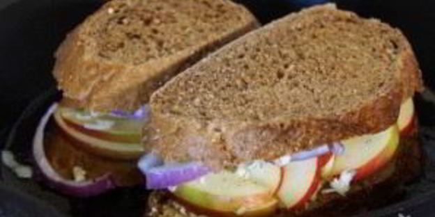 сэндвич с сыром, яблоком и луком