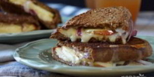 сэндвич с сыром, яблоком и луком