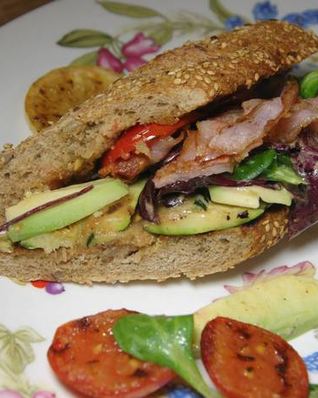 Сэндвич с цукини, помидорами и авокадо