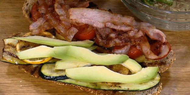 сэндвич с цукини, помидорами и авокадо