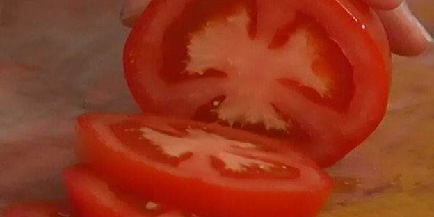 сэндвич с цукини, помидорами и авокадо