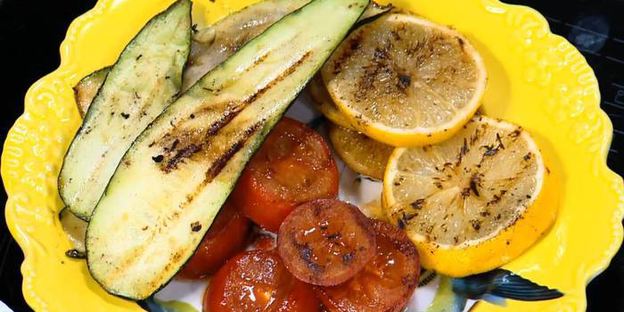 сэндвич с цукини, помидорами и авокадо