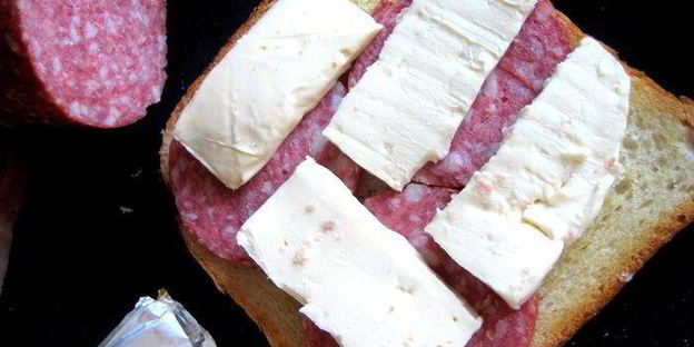 сэндвич с ветчиной и салями