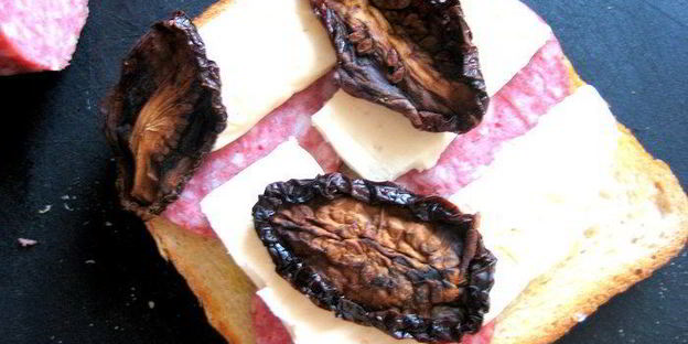 сэндвич с ветчиной и салями