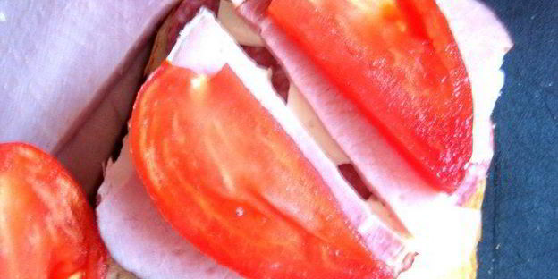 сэндвич с ветчиной и салями