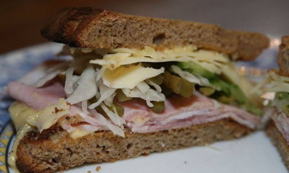 Рецепт сэндвича с ветчиной, соленьями и сыром