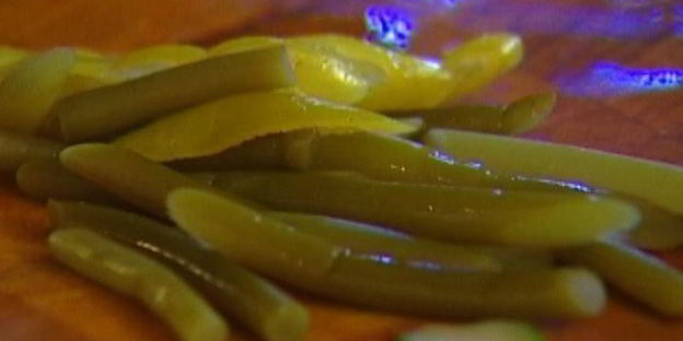 сэндвич с ветчиной, соленьями и сыром