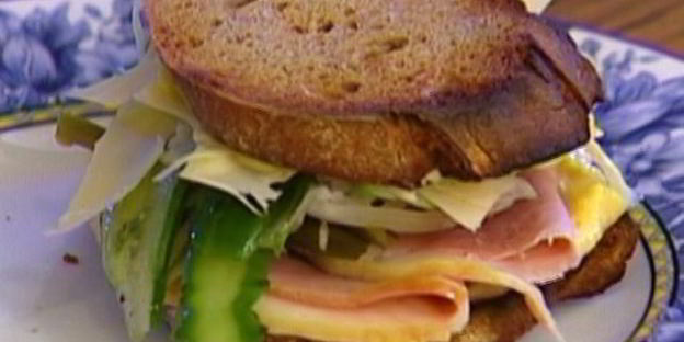 сэндвич с ветчиной, соленьями и сыром