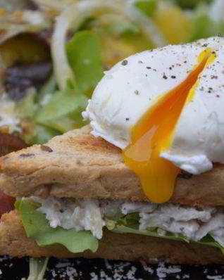 Сэндвич с яйцом-пашот и салатом