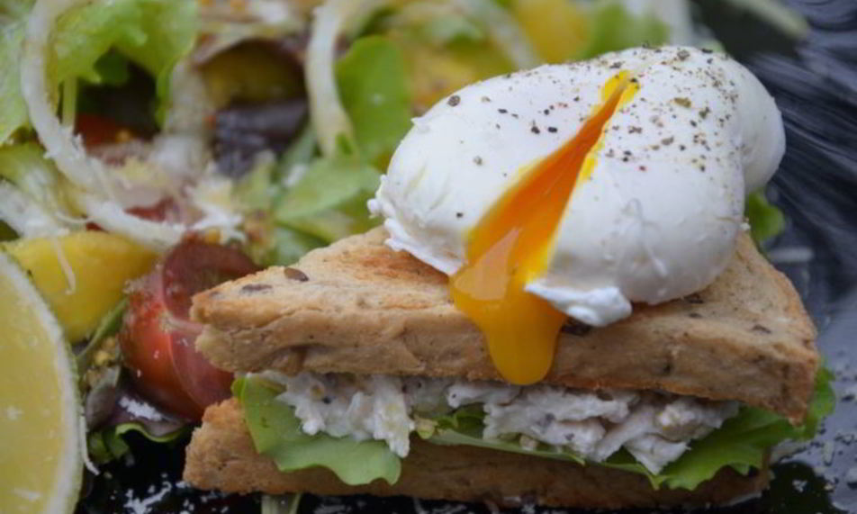 Рецепт сэндвича с яйцом-пашот и салатом