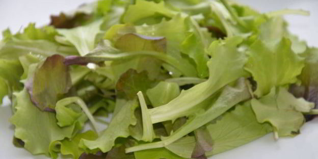 сэндвич с яйцом-пашот и салатом