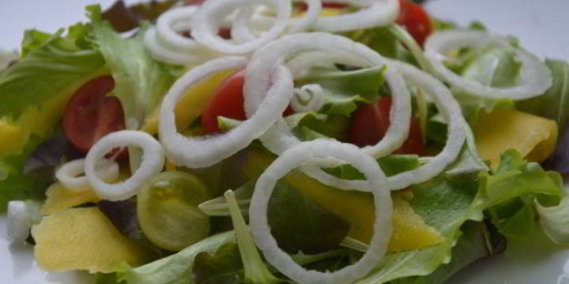 сэндвич с яйцом-пашот и салатом