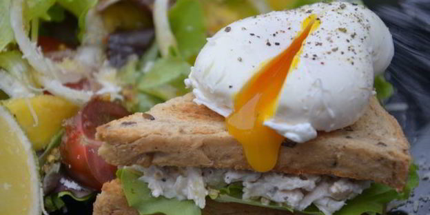 сэндвич с яйцом-пашот и салатом