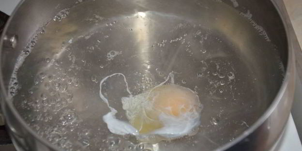 сэндвич с яйцом-пашот и салатом