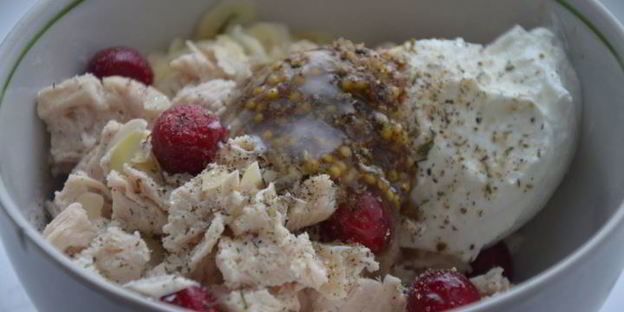 сэндвич с яйцом-пашот и салатом