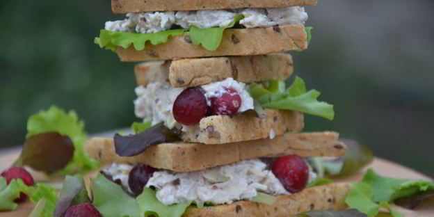 сэндвич с яйцом-пашот и салатом