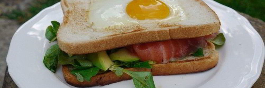 Сэндвич с яйцом, семгой и авокадо
