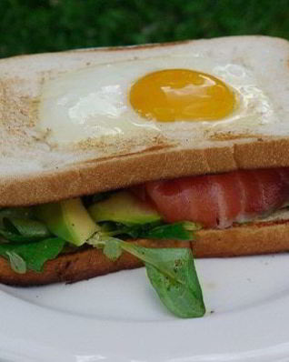 Сэндвич с яйцом, семгой и авокадо