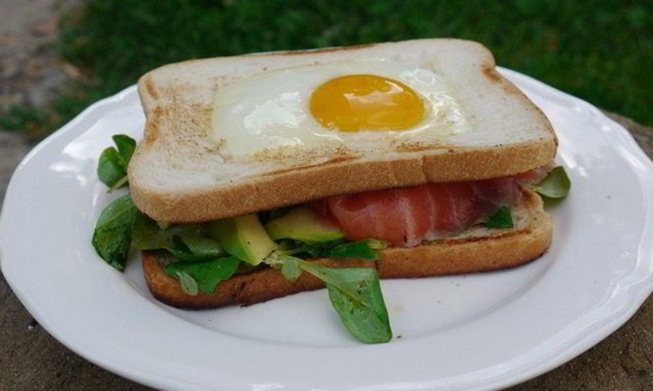 Рецепт сэндвича с яйцом, семгой и авокадо