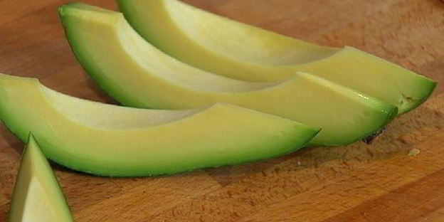 сэндвич с яйцом, семгой и авокадо