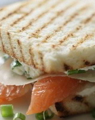 Сэндвич со слабосоленой семгой и сливочным сыром