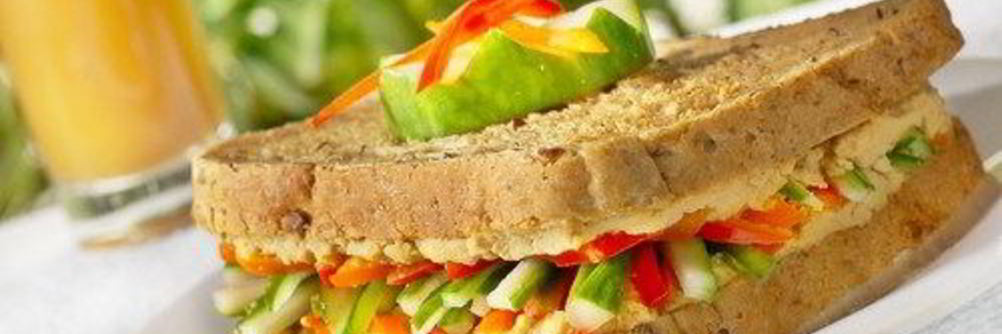 Сэндвич со свежими овощами и сыром