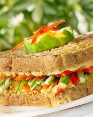 Сэндвич со свежими овощами и сыром