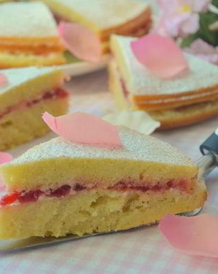 Сэндвич Виктория с клубничным джемом и сливочным кремом